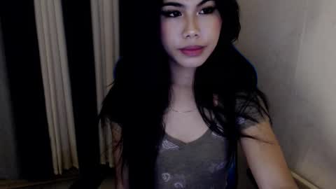 Snapshot of xseductive_airax chatting on February 19, 12:25 am aira online show from February 19, 12:25 am