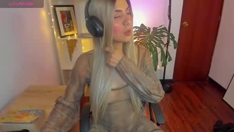 Snapshot of yeriawaddell_ chatting on January 7, 2:33 am yeriawaddell online show from January 7, 2:33 am
