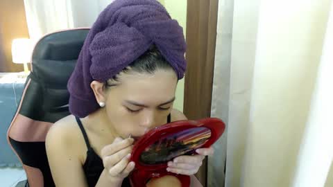 Snapshot of yourlovelytranspinay chatting on December 23, 1:29 am your lovely Dina online show from December 23, 1:29 am