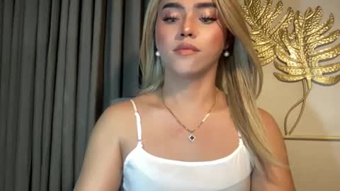 Snapshot of yvonne_guidotti chatting on December 3, 6:43 am Miss Cali online show from December 3, 6:43 am
