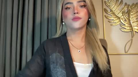 Snapshot of yvonne_guidotti chatting on December 6, 9:49 am Miss Cali online show from December 6, 9:49 am