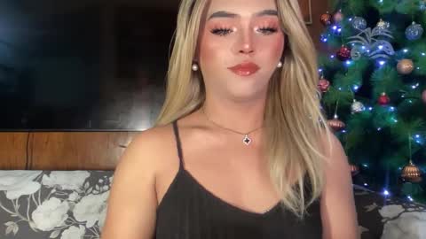 Snapshot of yvonne_guidotti chatting on December 10, 5:00 pm Miss Cali online show from December 10, 5:00 pm