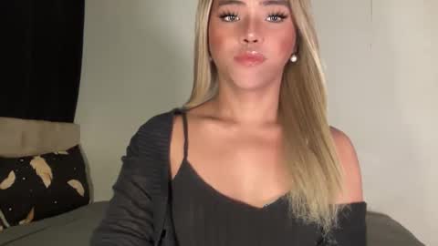 Snapshot of yvonne_guidotti chatting on December 12, 9:15 pm Miss Cali online show from December 12, 9:15 pm