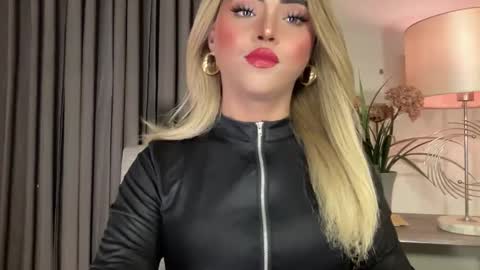 Snapshot of yvonne_guidotti chatting on February 3, 3:53 am Miss Cali online show from February 3, 3:53 am