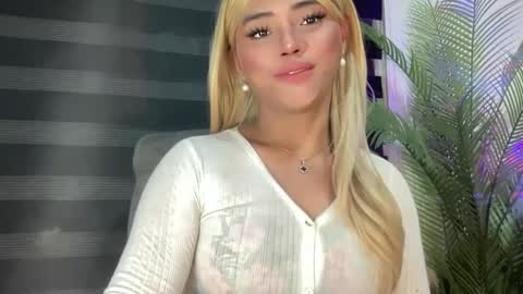 Snapshot of yvonne_guidotti chatting on February 14, 8:21 am Miss Cali online show from February 14, 8:21 am
