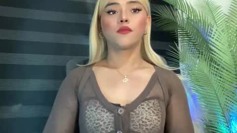 Snapshot of yvonne_guidotti chatting on February 17, 4:42 am Miss Cali online show from February 17, 4:42 am