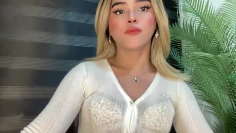 Snapshot of yvonne_guidotti chatting on February 22, 4:40 am Miss Cali online show from February 22, 4:40 am