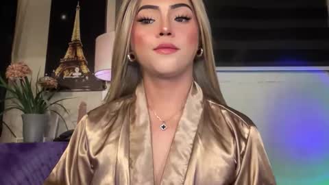 Snapshot of yvonne_guidotti chatting on October 8, 7:37 pm Miss Cali online show from October 8, 7:37 pm