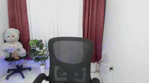 Snapshot of yvonne_s3xy chatting on September 18, 1:11 am Yvonne online show from September 18, 1:11 am