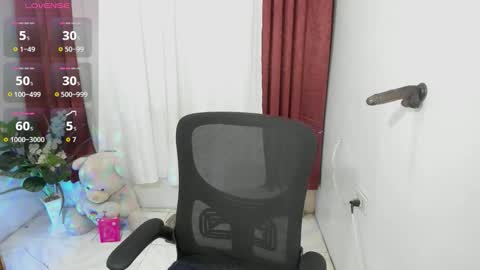 Snapshot of yvonne_s3xy chatting on October 2, 1:28 am Yvonne online show from October 2, 1:28 am