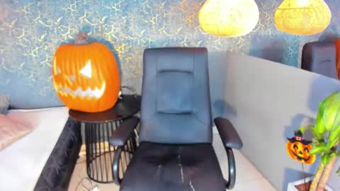 Zoe And Frienda online show from November 3, 6:51 pm