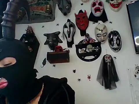 Snapshot of FeticheMacabre chatting on October 18, 4:32 pm FeticheMacabre online show from October 18, 4:32 pm