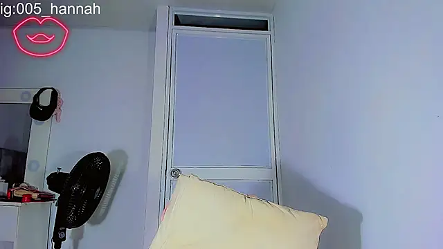 Hannahsmit online show from October 18, 7:45 am