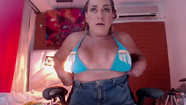 Snapshot of Khatalina_hott chatting on December 6, 3:02 am Khatalina hott online show from December 6, 3:02 am