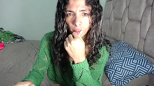 Nadia Monroe online show from December 15, 9:35 am