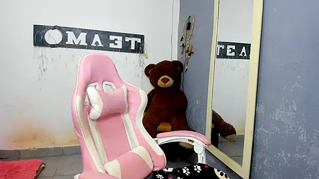 Snapshot of blonde_girl01 chatting on December 30, 5:13 pm blonde girl01 online show from December 30, 5:13 pm