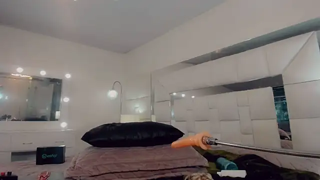 Snapshot of _ChanellR_ chatting on March 14, 11:50 am ChanellR online show from March 14, 11:50 am