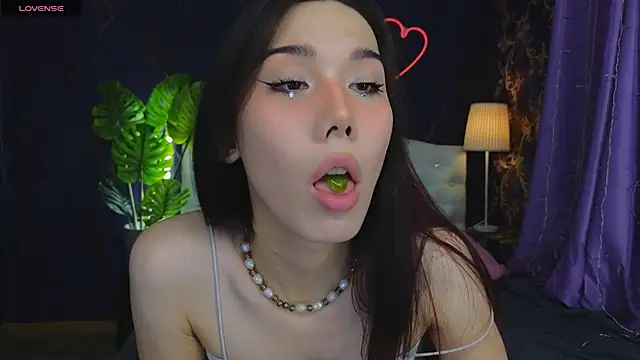 Snapshot of Kaia_Sunshine_Mia chatting on December 4, 4:21 pm Kaia Sunshine Mia online show from December 4, 4:21 pm