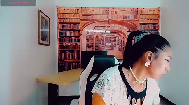 Snapshot of khiara_moretti chatting on January 9, 11:13 pm khiara moretti online show from January 9, 11:13 pm