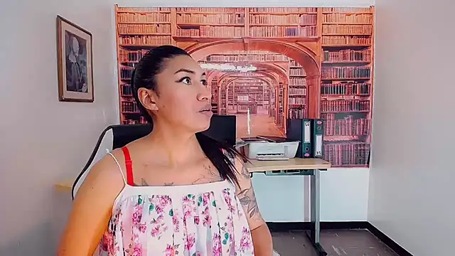 Snapshot of khiara_moretti chatting on February 5, 7:53 pm khiara moretti online show from February 5, 7:53 pm