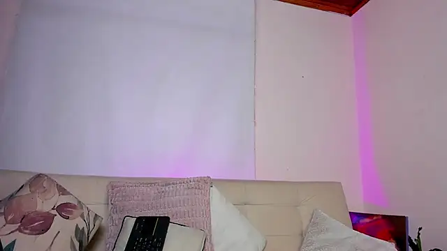 Snapshot of roselinedior chatting on December 17, 3:49 pm roselinedior online show from December 17, 3:49 pm