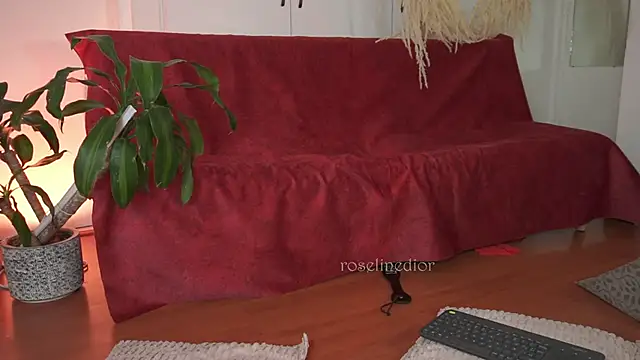 Snapshot of roselinedior chatting on October 3, 4:40 pm roselinedior online show from October 3, 4:40 pm