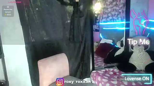 Snapshot of roxy_roxxan chatting on March 15, 1:06 pm roxy roxxan online show from March 15, 1:06 pm