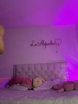 Snapshot of alee_lenoxx chatting on March 12, 6:29 am alee lenoxx online show from March 12, 6:29 am