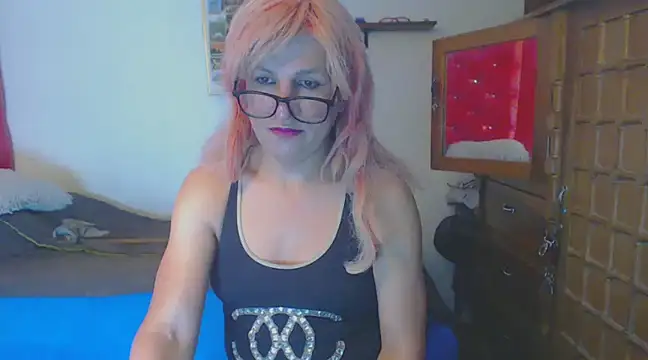 Snapshot of LorenJade chatting on February 10, 11:45 pm LorenJade online show from February 10, 11:45 pm