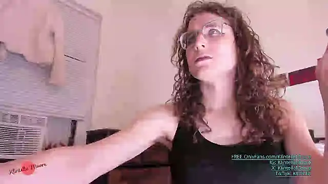 Snapshot of klintellemoore chatting on March 10, 4:28 am klintellemoore online show from March 10, 4:28 am