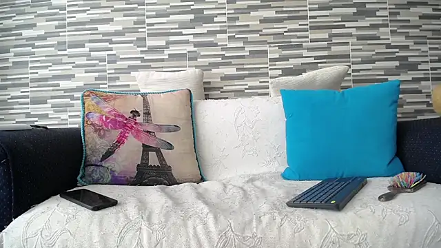 Snapshot of VioletaGomezCo chatting on October 17, 2:53 pm VioletaGomezCo online show from October 17, 2:53 pm