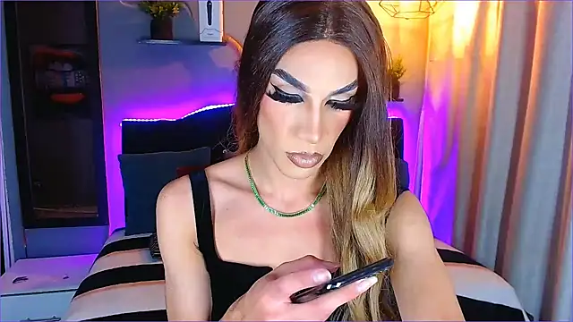 Snapshot of camila_hootie chatting on January 30, 3:33 am camila hootie online show from January 30, 3:33 am