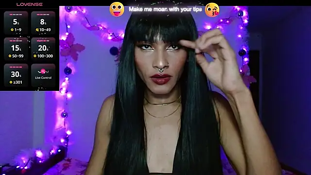 Snapshot of carolinemiller7 chatting on December 21, 6:52 am carolinemiller7 online show from December 21, 6:52 am