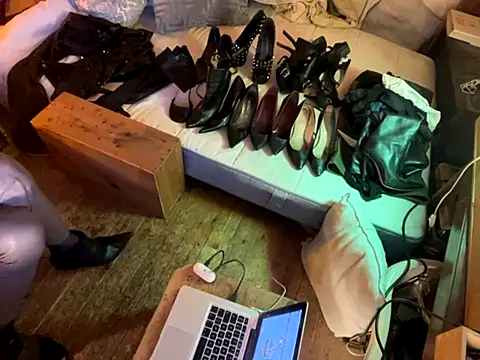 Snapshot of alexheels_boots chatting on September 25, 1:01 am alexheels boots online show from September 25, 1:01 am