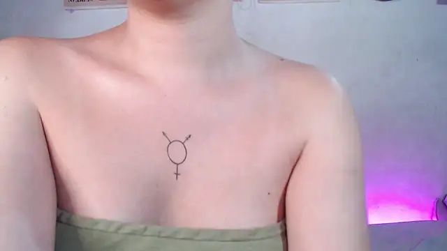 Snapshot of elizabethtaylorxxx chatting on January 12, 12:39 am elizabethtaylorxxx online show from January 12, 12:39 am