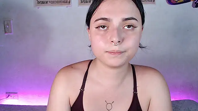 Snapshot of elizabethtaylorxxx chatting on January 30, 12:18 am elizabethtaylorxxx online show from January 30, 12:18 am