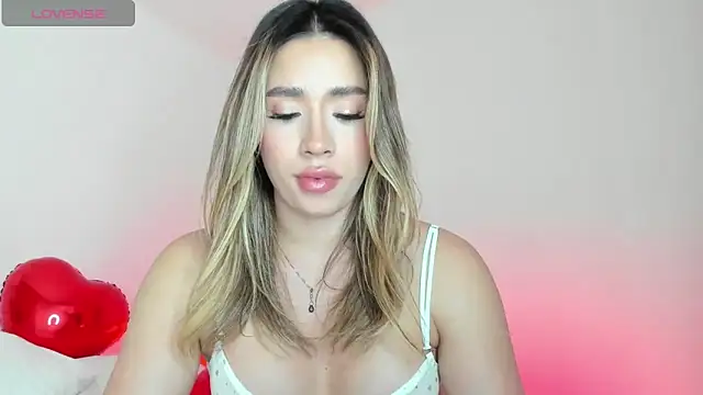 Snapshot of honeyann08 chatting on February 14, 8:26 pm honeyann08 online show from February 14, 8:26 pm