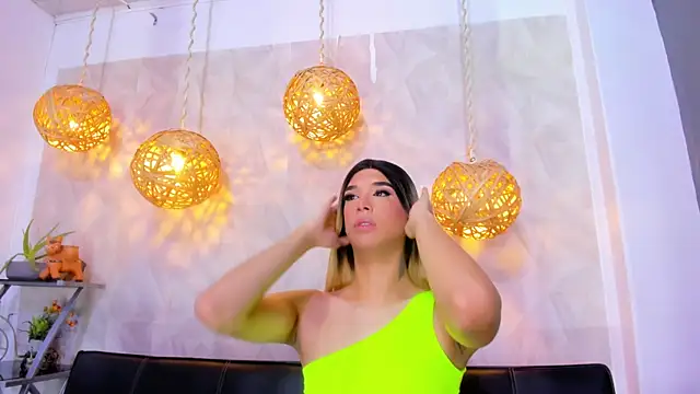 Snapshot of victoria_aleia_ chatting on February 4, 8:28 pm victoria aleia online show from February 4, 8:28 pm