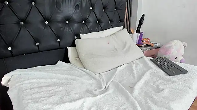 Snapshot of Natasha_Hart chatting on October 7, 4:57 am Natasha Hart online show from October 7, 4:57 am