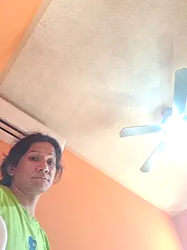 miicheele32 online show from October 18, 8:45 pm