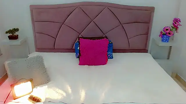 Snapshot of laura_sweett120 chatting on February 12, 4:01 am laura sweett120 online show from February 12, 4:01 am