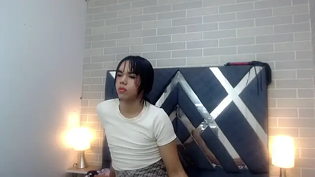 Snapshot of AndreaGil_ chatting on February 5, 12:27 pm AndreaGil online show from February 5, 12:27 pm