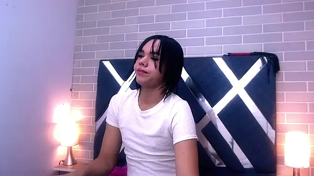 Snapshot of AndreaGil_ chatting on February 15, 11:39 am AndreaGil online show from February 15, 11:39 am
