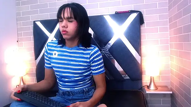 Snapshot of AndreaGil_ chatting on February 18, 11:00 am AndreaGil online show from February 18, 11:00 am