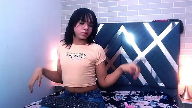 Snapshot of AndreaGil_ chatting on February 24, 11:32 am AndreaGil online show from February 24, 11:32 am