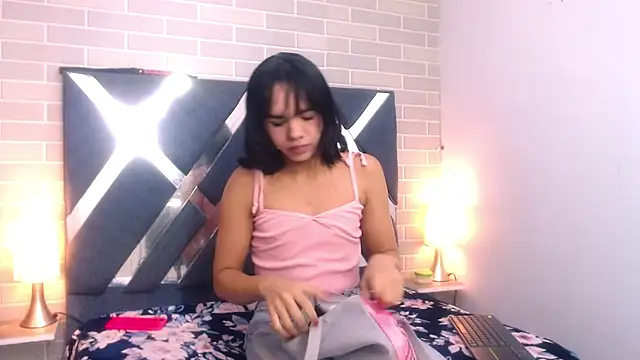 Snapshot of AndreaGil_ chatting on February 25, 12:13 pm AndreaGil online show from February 25, 12:13 pm