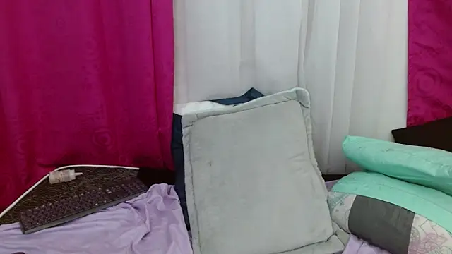 Snapshot of dulcenia_rose chatting on February 19, 4:11 pm dulcenia rose online show from February 19, 4:11 pm