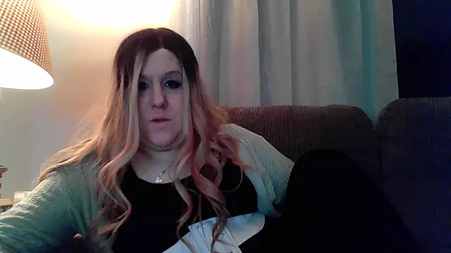 Snapshot of PuckBunny17 chatting on December 4, 8:06 am PuckBunny17 online show from December 4, 8:06 am