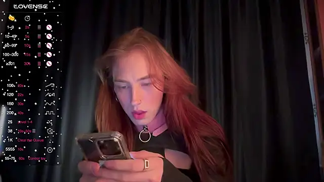 Snapshot of Avril_Pearly_ chatting on October 6, 11:43 am Avril Pearly online show from October 6, 11:43 am