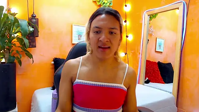 Snapshot of aslyhernandez_7 chatting on December 31, 11:31 am aslyhernandez 7 online show from December 31, 11:31 am